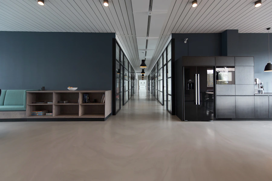 Espaço de trabalho amplo com bancadas e luz natural